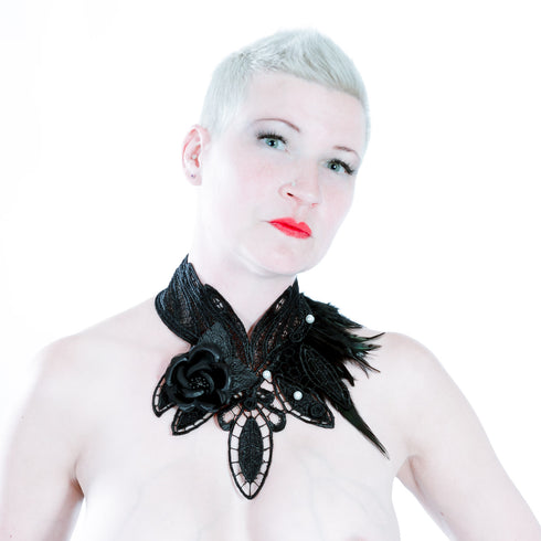 SiaLinda: Brustschmuck Halsschmuck Morticia mit schwarzen Rosen, weißen Perlen & Federn